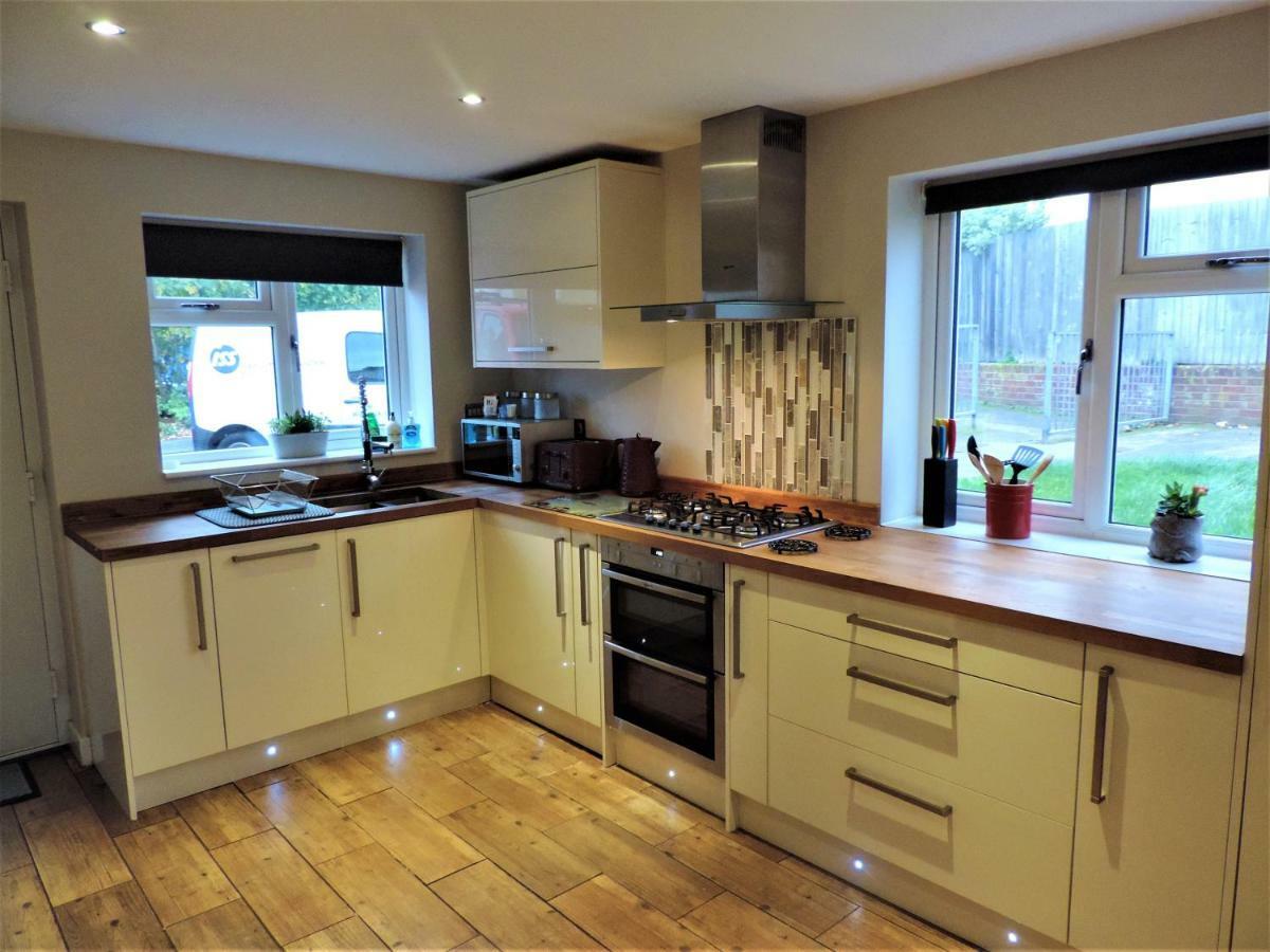 3 Bed Farnborough Air Accommodation Экстерьер фото