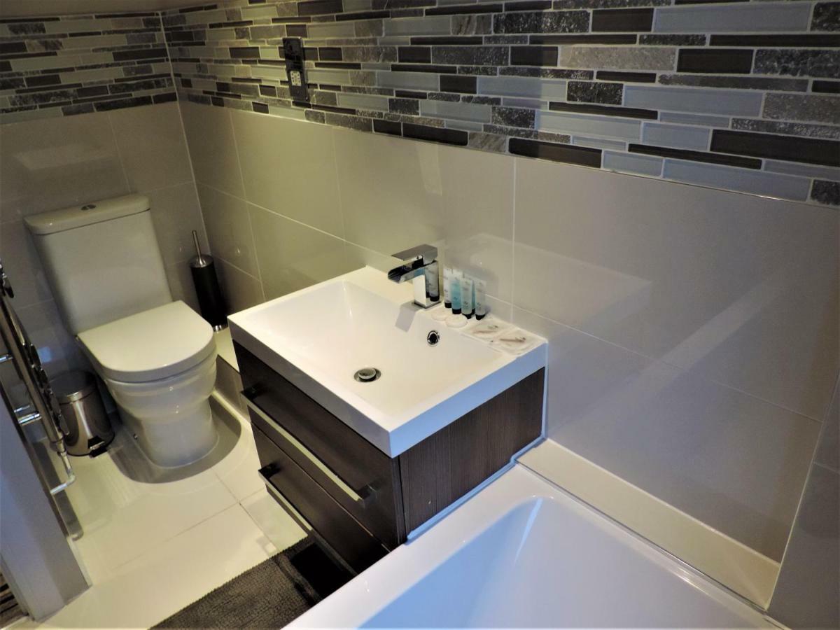 3 Bed Farnborough Air Accommodation Экстерьер фото